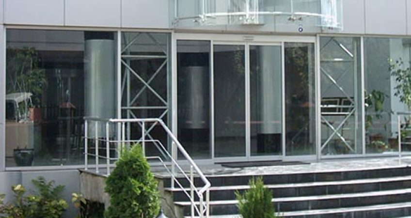 Motorlu Cam Kapılar